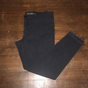 Black Mid-Rise Jegging